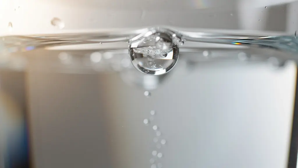 Gros plan sur un verre d'eau pétillante avec bulles montantes, lumière naturelle créant des reflets apaisants