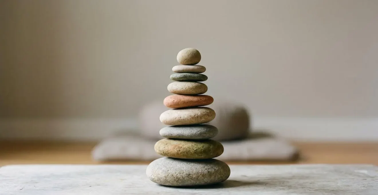 Visualisation de l'alignement naturel de la colonne vertébrale en posture de méditation zen sans tension musculaire