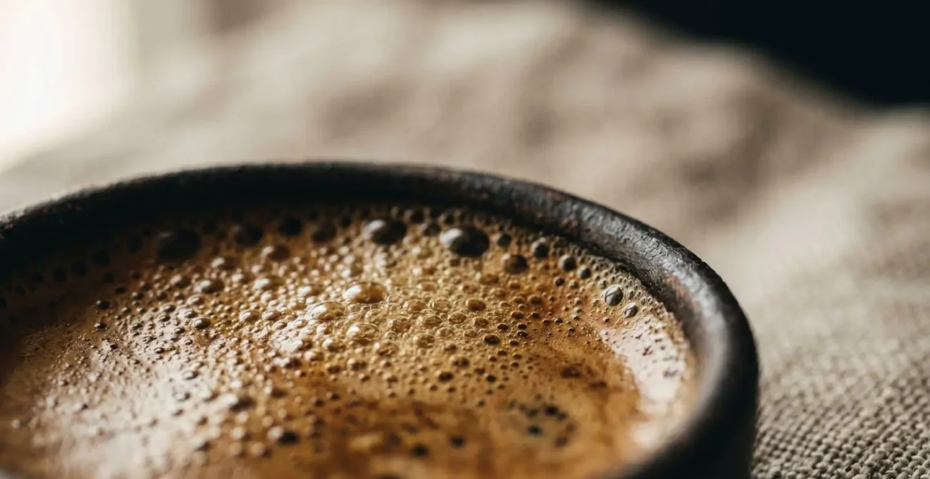 Gros plan sur une tasse de café expresso avec texture de crema, évoquant la technique du nappuccino