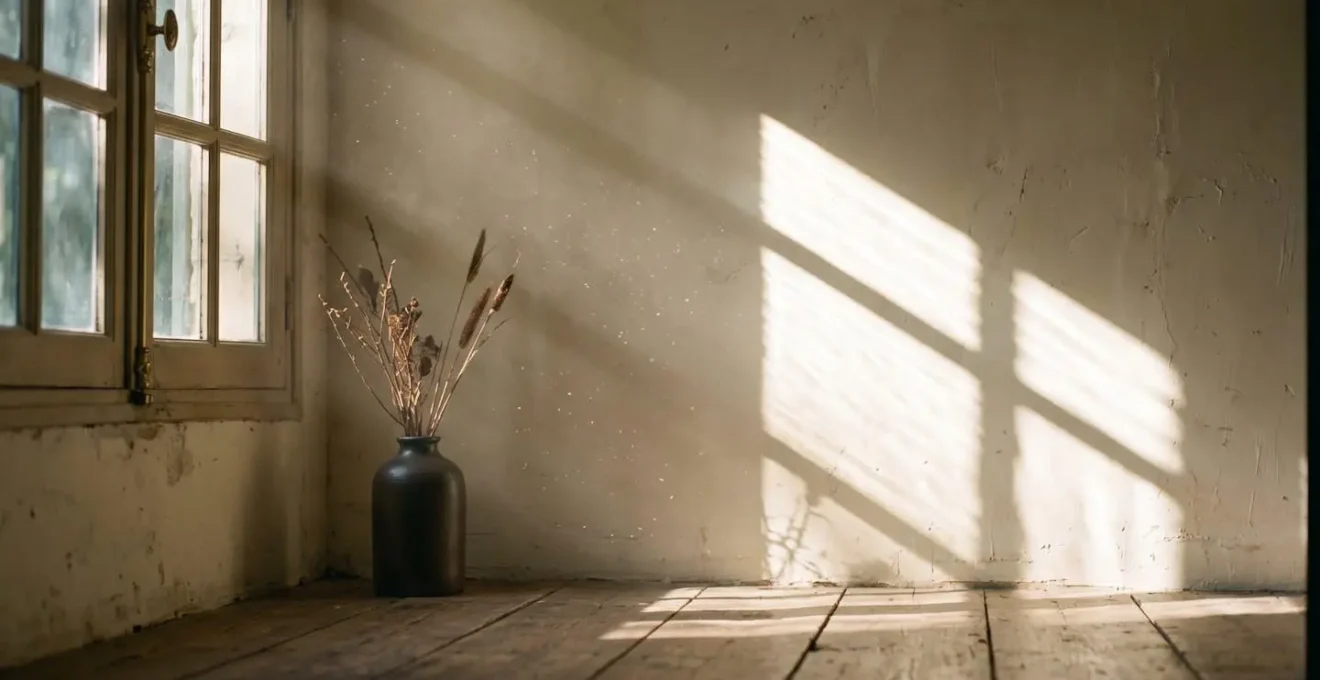 Lumière naturelle du matin entrant par une fenêtre pour synchroniser le rythme circadien