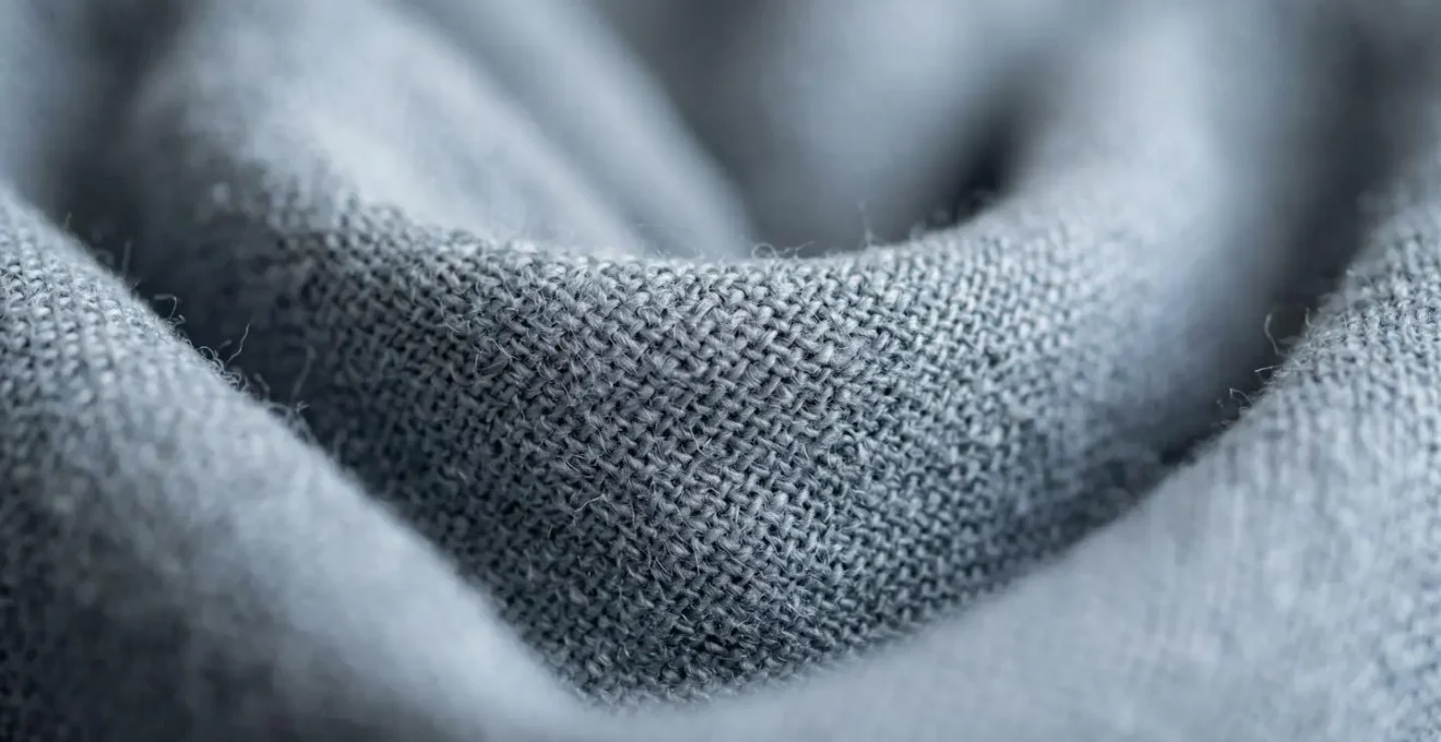 Vue rapprochée d'une texture textile apaisante évoquant le réconfort tactile et la sécurité